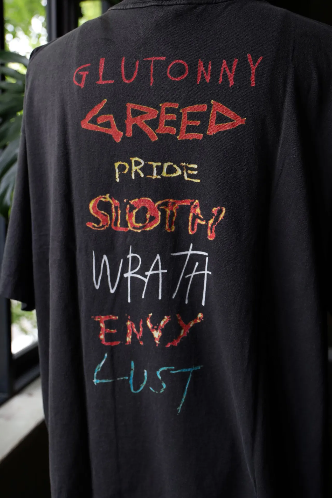 SAINT Mxxxxxx SEVEN DEADLY SS TEE/BLK Phantom SAINT Seven Deadly Sins Printed TEE Washed Black S-XL Look for cylindrical fabrics with no side seams. Don’t buy open width fabrics anymore. It’s boring. Assute garments are dyed. The whole piece is sprayed with Ma Liu. Then spray the heavy parts to fade. The collar and cuffs are frayed. Many hangings are frayed. Accessories are complete. Customized original consistent main mark/wash mark/little angel anti-counterfeiting mark.